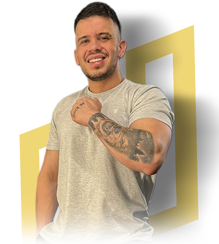 Homem com porte físico de um bodybuilder mostrando seu braço