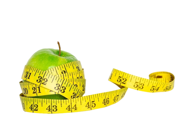 Maçã verde com fita metrica enrolada